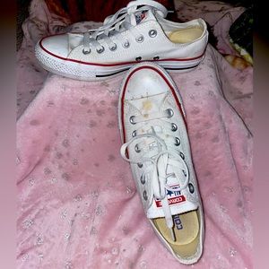 White Converse low tops women’s 7
